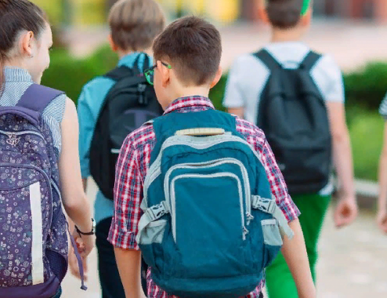 Более 120 тысяч родителей подмосковных школьников получат помощь накануне учебного года