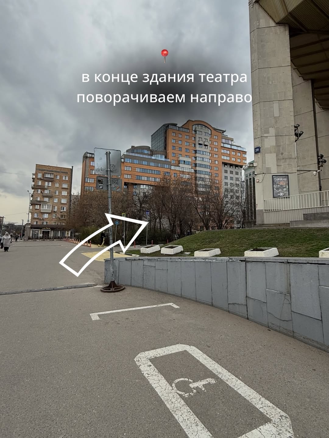 В конце здания поворот направо